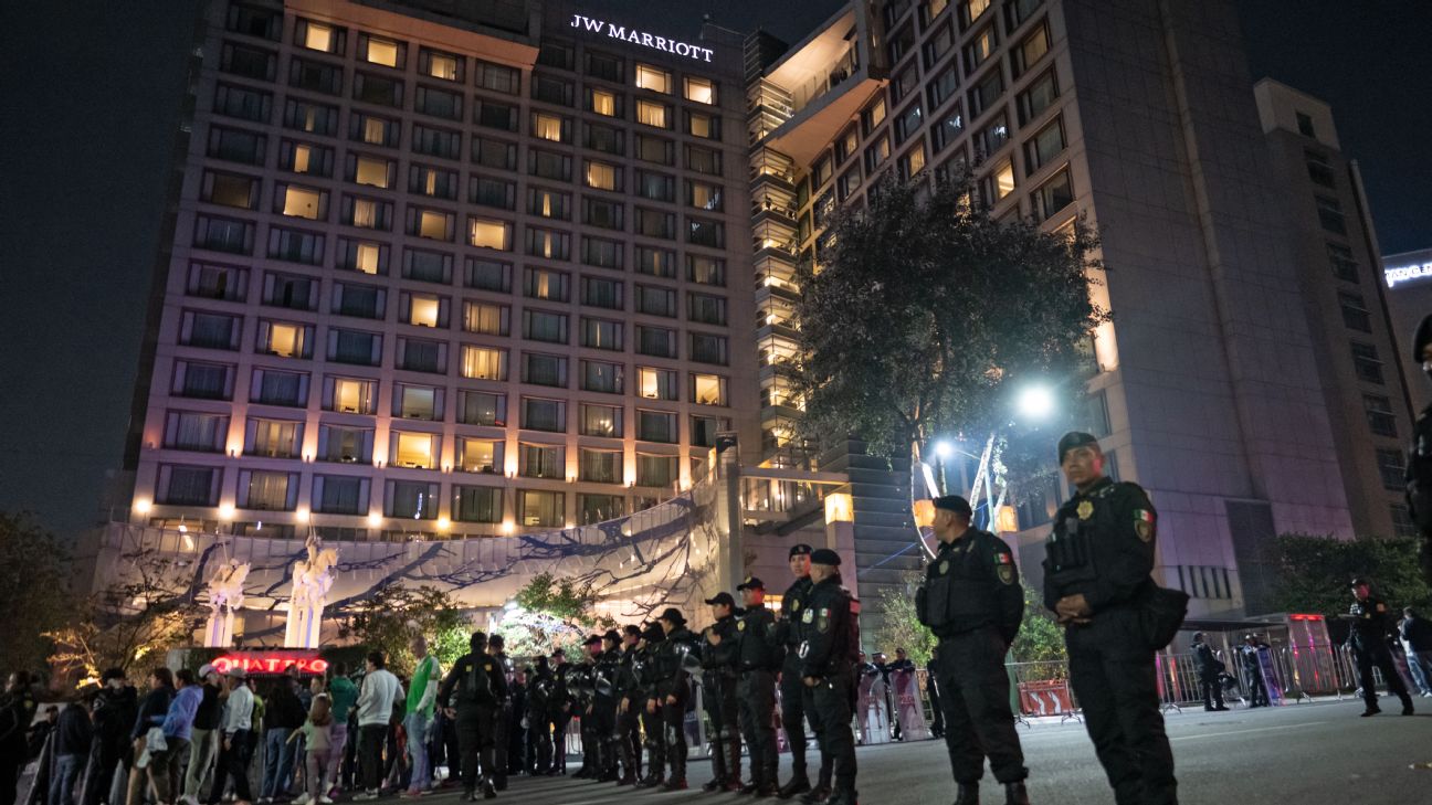 墨西哥球迷酒店外夜唱“ serenata ”，英格兰备战被搅热